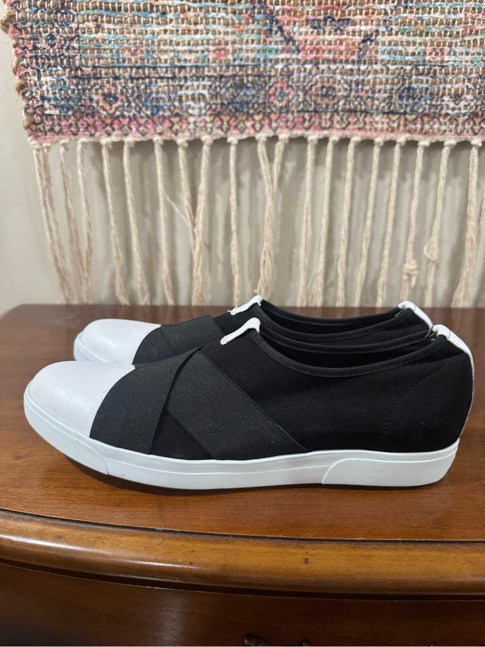 MUNRO Black and White Slip-On Women's Sneakers